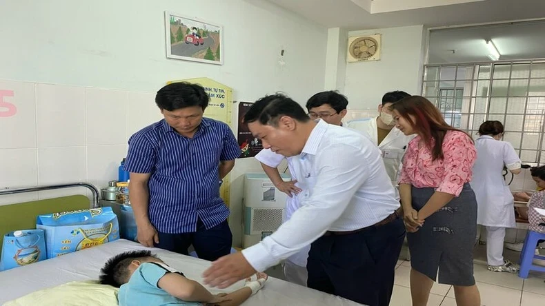 Các cơ quan chức năng thành phố Nha Trang thăm hỏi các bệnh nhân trong vụ ngộ độc tại quán cơm gà Trâm Anh. (Ảnh: THẢO LY)