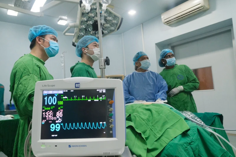 Phó Giáo sư, Tiến sĩ Trần Ngọc Lương chuyển giao kỹ thuật cho các bạn học viên nước ngoài.