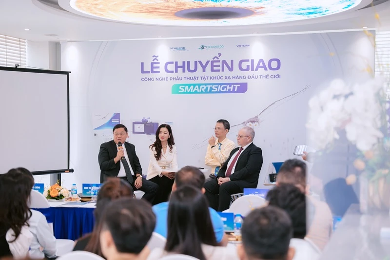 Các chuyên gia Đức chuyển giao công nghệ SmartSight cho Bệnh viện Đông Đô.