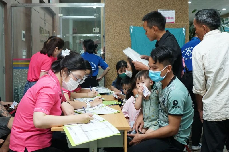 Bệnh nhi chờ tới lượt thăm khám, sàng lọc.