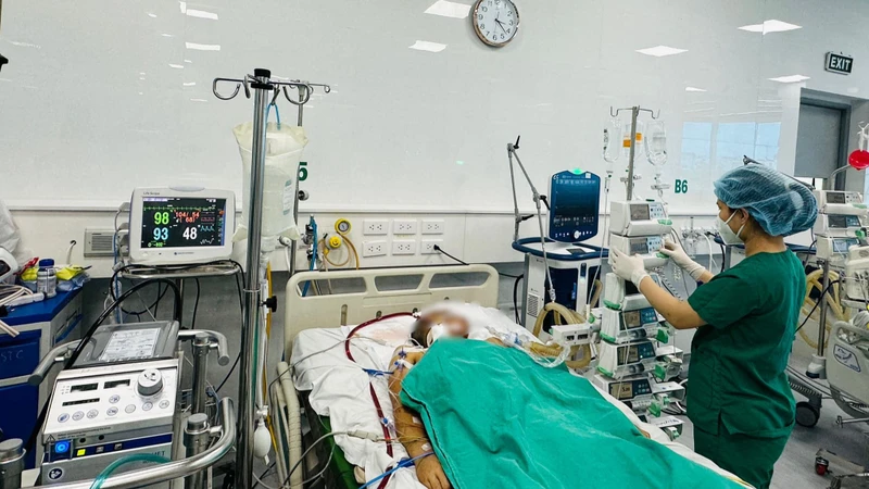 Bệnh nhân đang can thiệp ECMO.