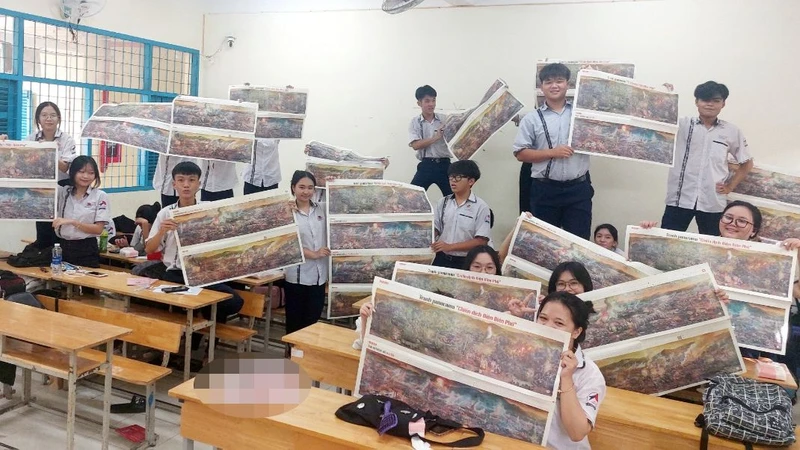 Các em học sinh Trường THPT Hoàng Diệu, tỉnh Sóc Trăng hào hứng đón nhận tranh panorama Điện Biên Phủ của Báo Nhân Dân tặng.