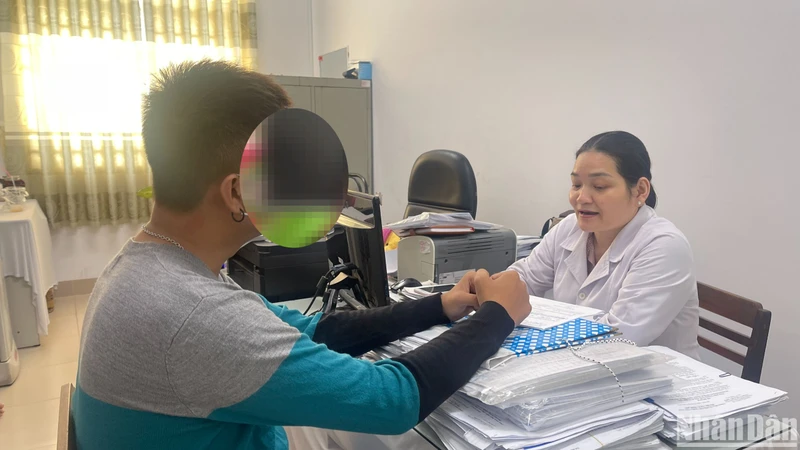 Bác sĩ tư vấn, cấp thuốc điều trị ARV cho người nhiễm HIV