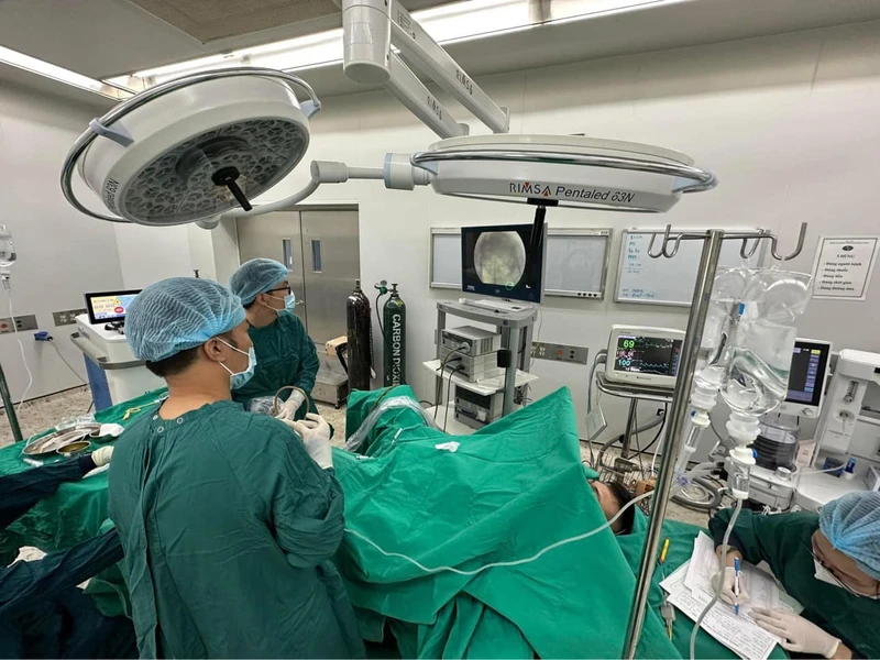 Bệnh nhân được can thiệp hỗ trợ tình trạng tắc nghẽn do sỏi.