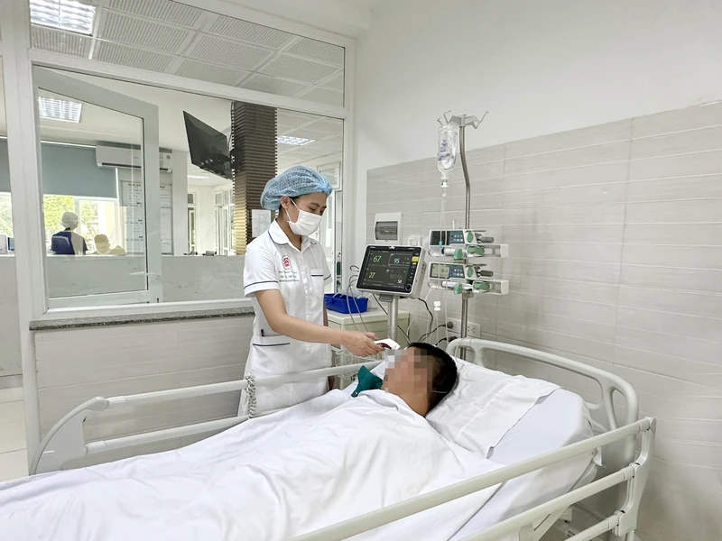 Khoa Hồi sức truyền nhiễm chăm sóc người bệnh tại khoa. (Ảnh minh họa)