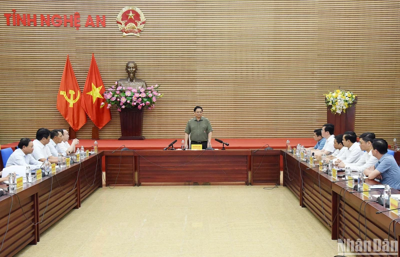Thủ tướng chủ trì cuộc họp với lãnh đạo các bộ, ngành, 3 địa phương (Thanh Hóa, Nghệ An, Hà Tĩnh) và EVN về dự án. Thủ tướng yêu cầu mở đợt thi đua cao điểm đặc biệt, "nước rút", "thần tốc".