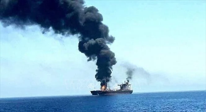 Một con tàu bị tấn công ngoài khơi Hodeidah, Yemen. (Ảnh (tư liệu) minh họa: IRNA/TTXVN)