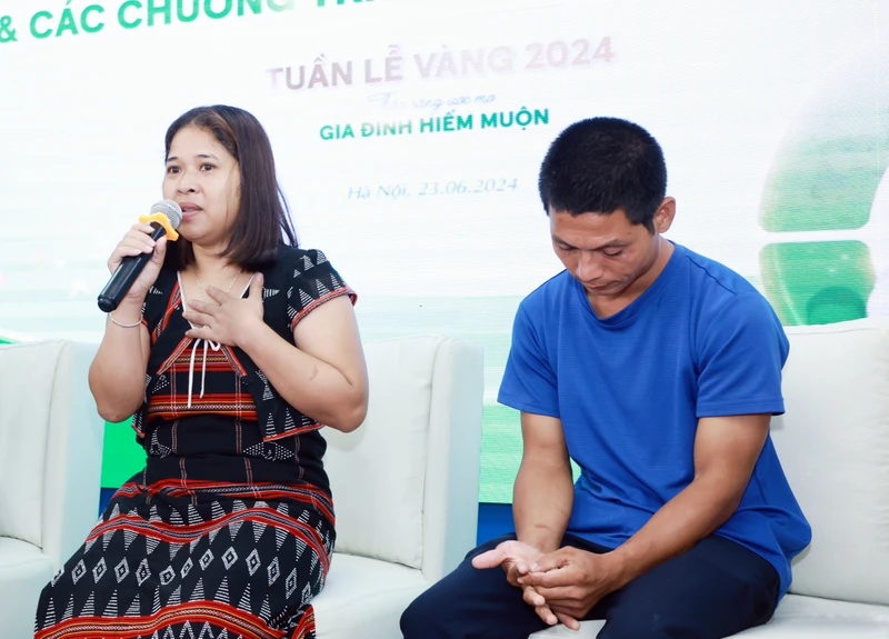 Vợ chồng chị B Nướch Thị Tron (dân tộc Cơ Tu) và Phan Đình Thắng chia sẻ về khát khao mong con suốt 12 năm hiếm muộn.