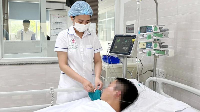 Chăm sóc bệnh nhân tại Khoa Hồi sức Truyền nhiễm. (Ảnh minh họa)