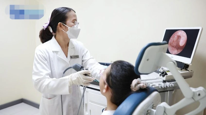 Bác sĩ nội soi tai mũi họng cho bệnh nhi.