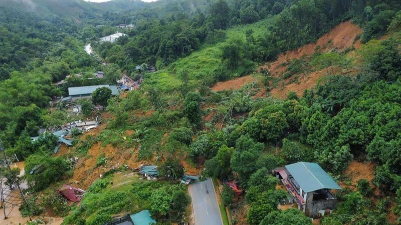 Sạt lở đất trên Quốc lộ 2, gây ách tắc giao thông từ Hà Giang về Hà Nội.