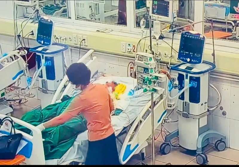 Bệnh nhân T.V.Đ nằm điều trị tại Bệnh viện Bệnh Nhiệt đới Trung ương.