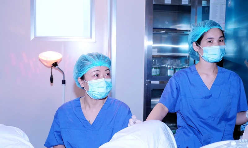 Thạc sĩ, bác sĩ Lê Thị Thu Hiền - Giám đốc Chuyên môn bệnh viện thực hiện kỹ thuật can thiệp cho người bệnh. 