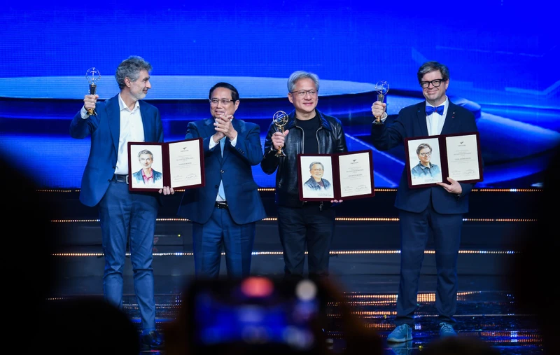Thủ tướng Chính phủ Phạm Minh Chính trao giải thưởng cho các chủ nhân Giải thưởng Chính VinFuture 2024, vinh danh những đóng góp đột phá để thúc đẩy sự tiến bộ của học sâu.