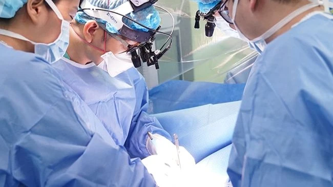 Các bác sĩ phẫu thuật cho bệnh nhi. 