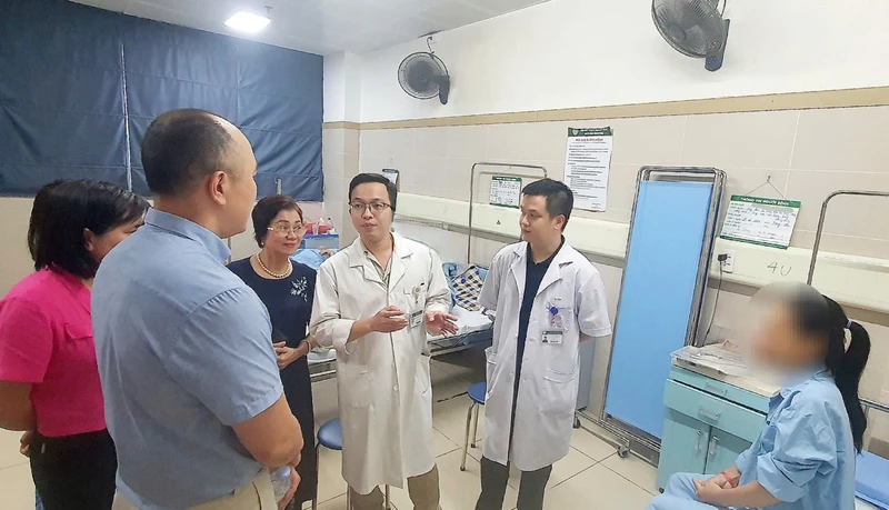 Thạc sĩ, bác sĩ Nguyễn Hữu Trọng, Khoa Phẫu thuật Tạo hình Thẩm mỹ chia sẻ về ca ung thư da với các chuyên gia Hoa Kỳ.