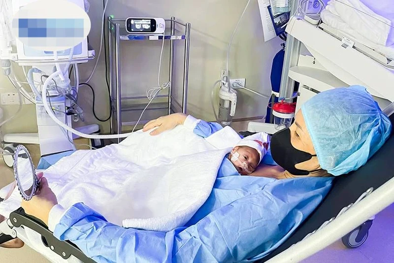 Trẻ sinh non được da kề da.