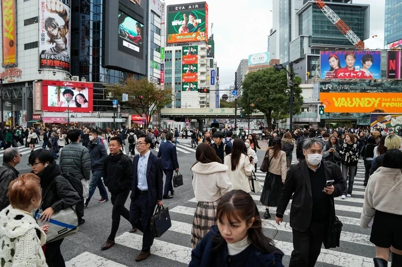 Người dân đi bộ qua một ngã tư ở Tokyo, Nhật Bản. (Ảnh: Tân Hoa xã)