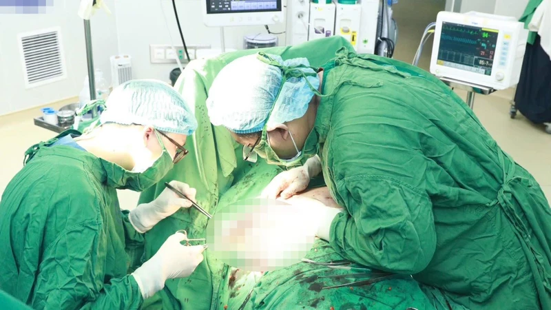 Các bác sĩ phẫu thuật loại bỏ khối u vú cho bệnh nhân. 