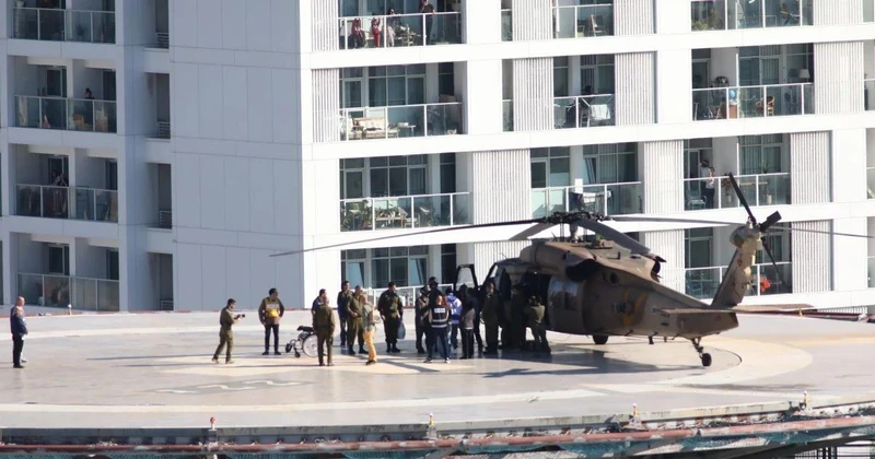 Trực thăng chở con tin Israel được Hamas trả tự do về tới Tel Aviv, Israel ngày 1/2. (Ảnh: THX/TTXVN)
