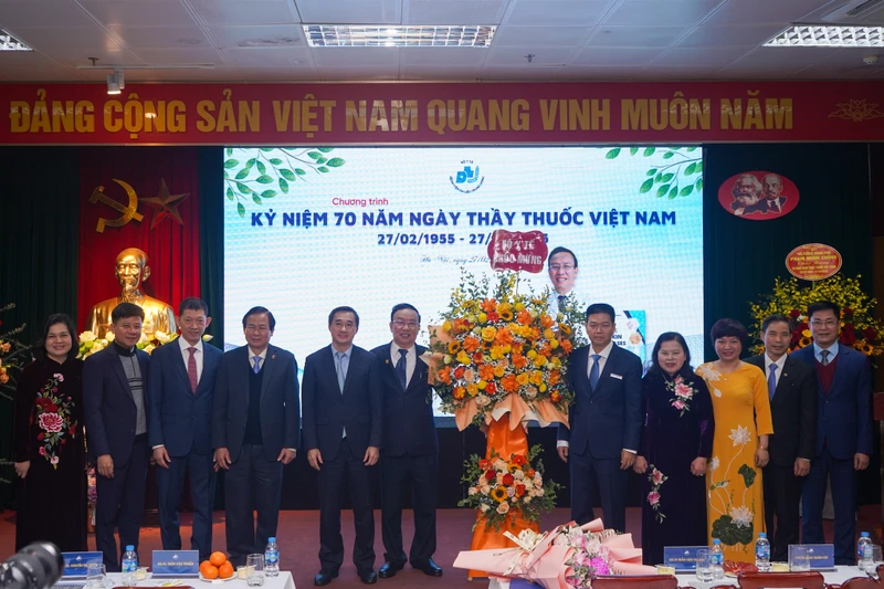 Bộ Y tế chúc mừng Bệnh viện Da liễu Trung ương nhân 70 năm Ngày Thầy thuốc Việt Nam. 