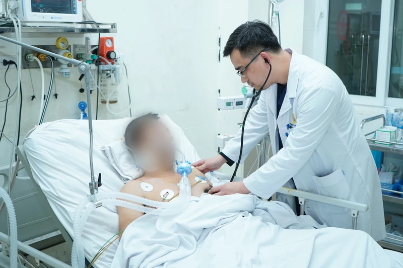 Các bác sĩ cấp cứu người bệnh thành công. 