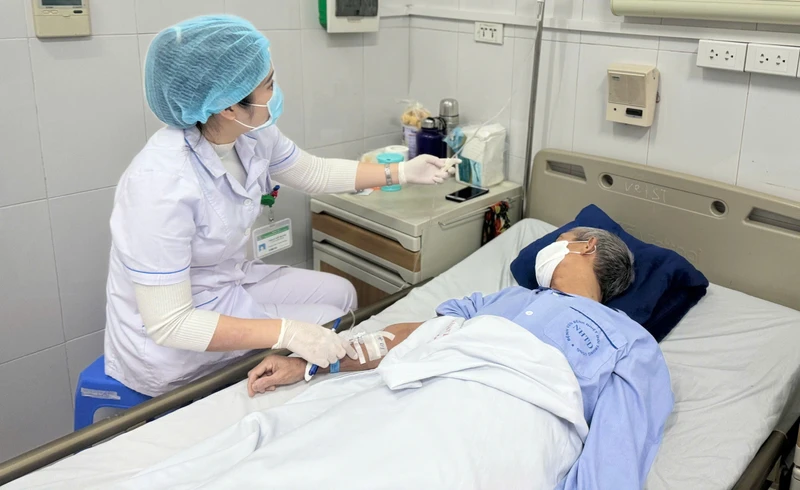 Bệnh nhân nằm điều trị tại Bệnh viện Bệnh Nhiệt đới Trung ương.