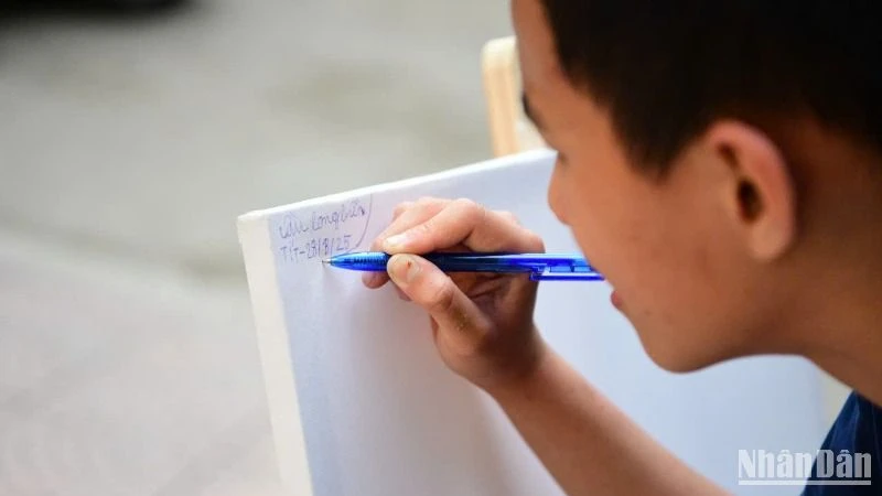 Trẻ có niềm yêu thích với vẽ cây cầu. (Ảnh: SƠN TÙNG)