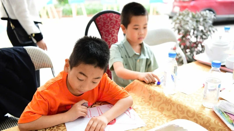 Trẻ tự kỷ có nhiều em có khả năng thiên bẩm như vẽ, hát, học ngoại ngữ... (Ảnh: Báo Nhân Dân)