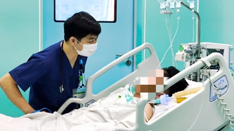 Thạc sĩ, bác sĩ Đồng Phú Khiêm, Phó Giám đốc Trung tâm Hồi sức tích cực thăm khám người bệnh.
