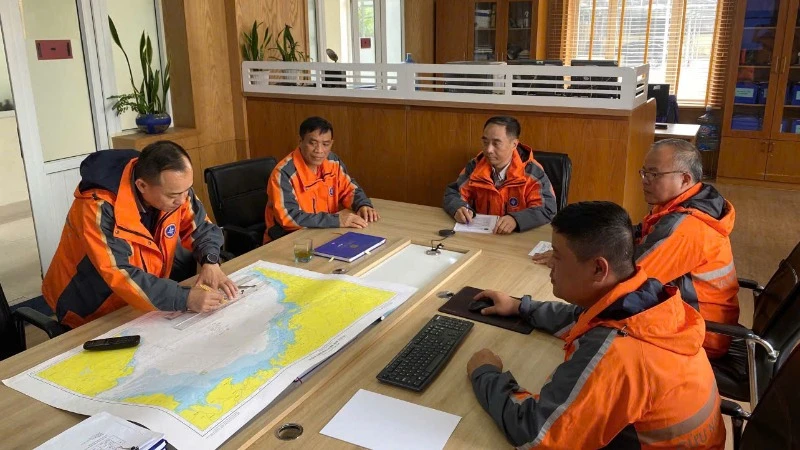 Sở chỉ huy tiền phương phía trước tại Hải Phòng khoanh vùng tàu bị nạn để lên phương án tìm kiếm.