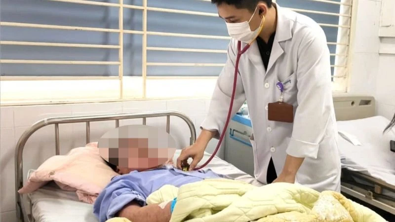 Bệnh nhân nằm điều trị tại Khoa Nội tổng hợp, Bệnh viện Bệnh Nhiệt đới Trung ương.
