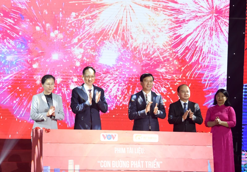 Các đại biểu chào mừng ra mắt bộ phim tài liệu “Con đường phát triển” chào mừng 75 năm thiết lập quan hệ ngoại giao Việt Nam-Trung Quốc.