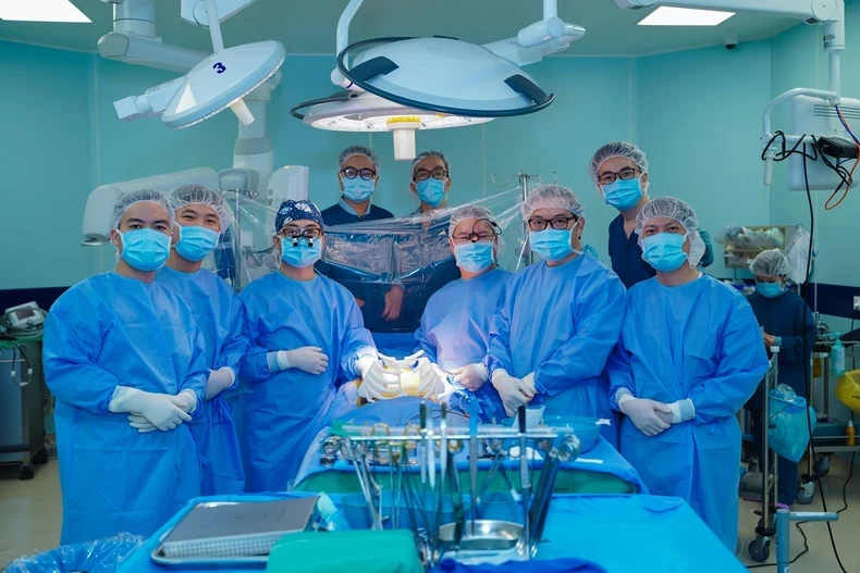 Đội ngũ phẫu thuật trước khi tiến hành ghép cho người bệnh.
