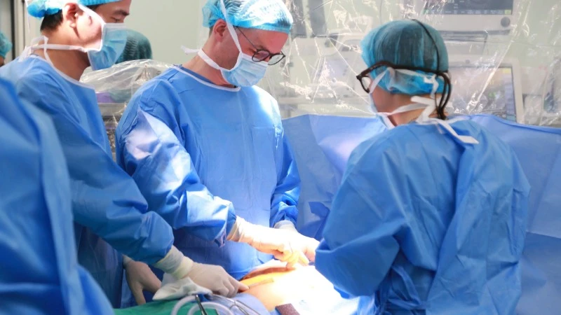 Các bác sĩ phẫu thuật cho bệnh nhân. (Ảnh: BVCC)