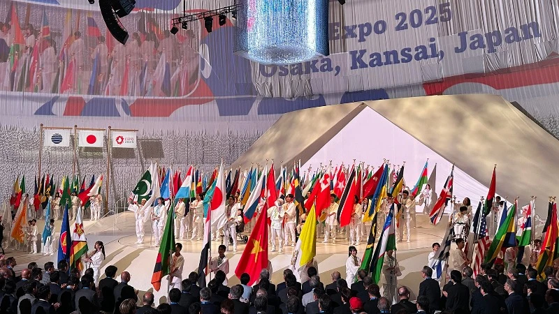 Lá cờ Việt Nam tại lễ khai mạc Triển lãm thế giới EXPO 2025. (Ảnh: Cục Hợp tác quốc tế cung cấp)
