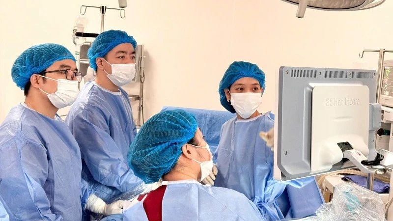 Tiến sĩ, bác sĩ Phan Thị Huyền Thương, Phụ trách Trung tâm Can thiệp bào thai; Tiến sĩ, bác sĩ Đỗ Tuấn Đạt, Trưởng khoa Sản bệnh A4 và ê-kíp thực hiện ca can thiệp cho sản phụ.