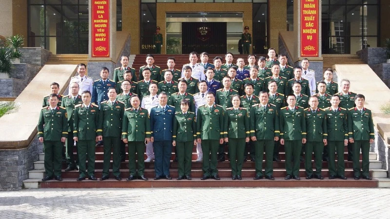 Các đại biểu chụp ảnh lưu niệm. 