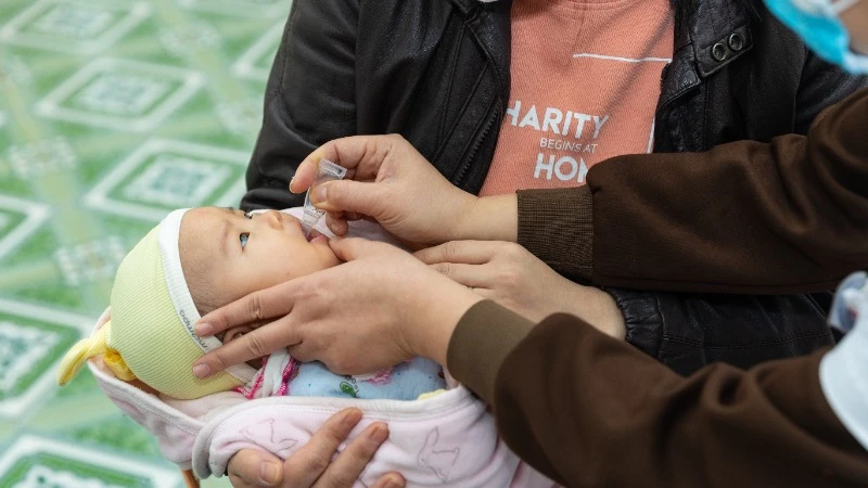 Cho trẻ uống vaccine Rota tại trung tâm y tế. 