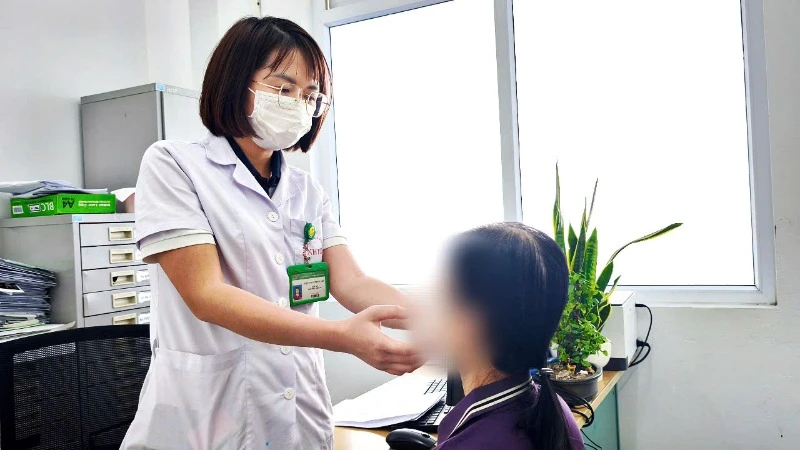 Bác sĩ khám cho bệnh nhân. 
