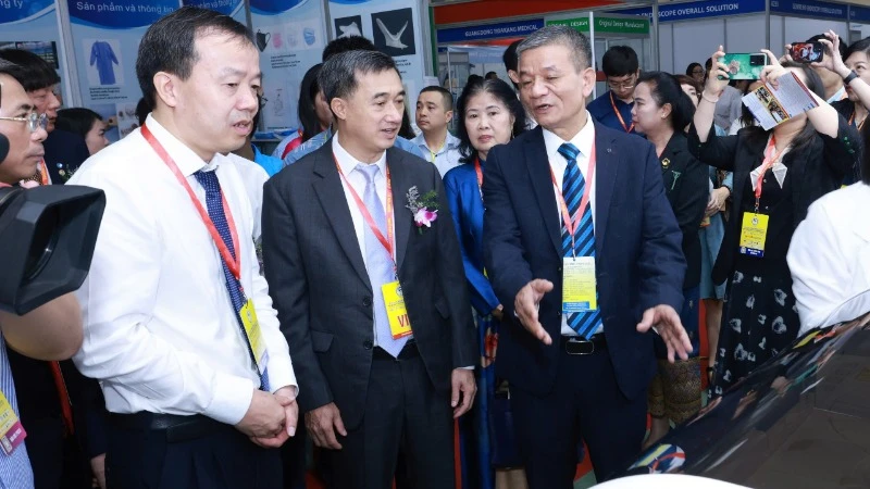 Lãnh đạo Bộ Y tế tham quan các gian hàng tại Triển lãm quốc tế chuyên ngành y dược Việt Nam (Vietnam Medi-Pharm) lần thứ 31.