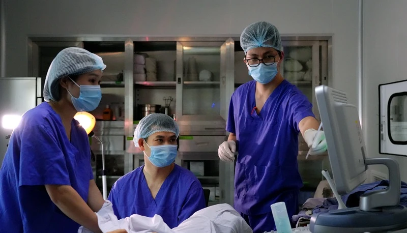 Bác sĩ chuyên khoa I Phạm Văn Hưởng thực hiện chuyển phôi cho bệnh nhân.