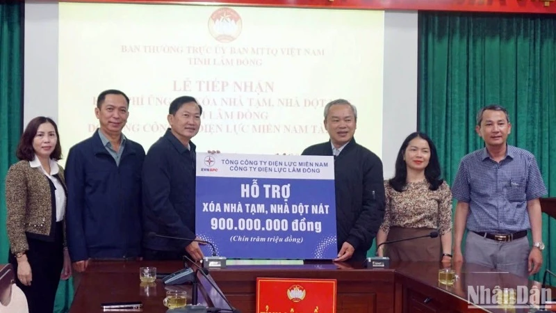 Đại diện lãnh đạo Ủy ban Mặt trận Tổ quốc Việt Nam tỉnh Lâm Đồng tiếp nhận hỗ trợ từ Tổng Công ty Điện lực miền Nam và Công ty Điện lực Lâm Đồng.