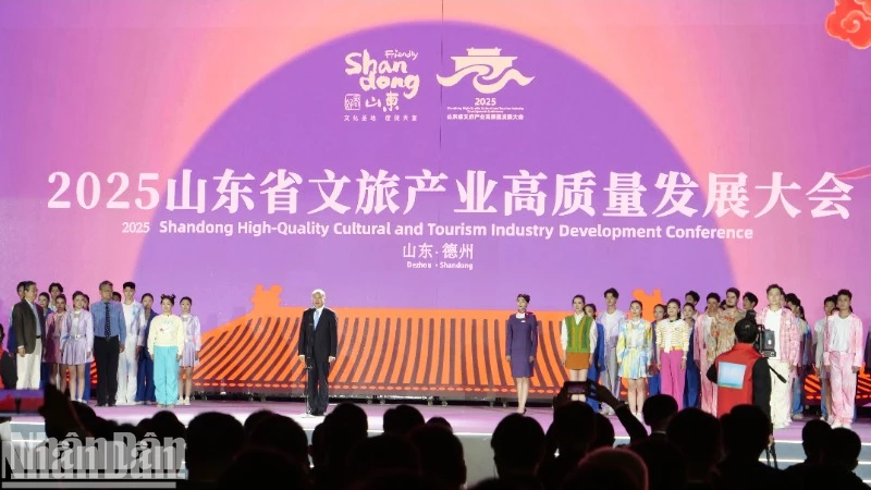 Toàn cảnh lễ khai mạc Hội nghị phát triển chất lượng cao ngành du lịch-văn hóa tỉnh Sơn Đông 2025.