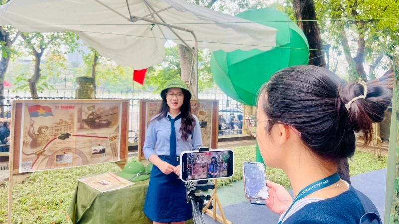 Mạc Lương Hà Anh (sinh viên Học viện Ngoại giao) làm bài dự thi bằng những chất liệu độc đáo tại triển lãm. 