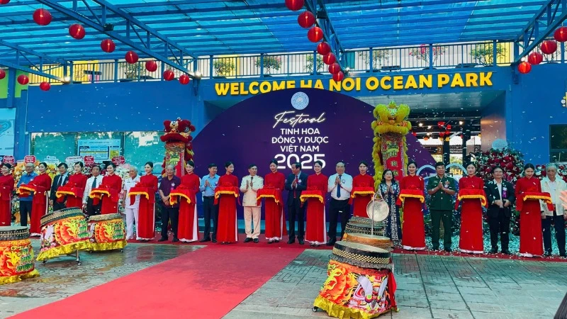 Các đại biểu cắt băng khai trương Hội chợ-Triển lãm Tinh hoa Đông Y Dược Việt Nam.