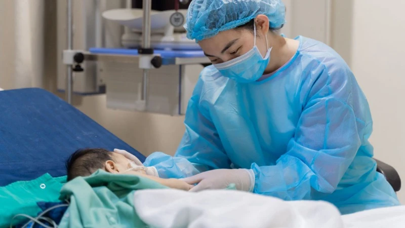 Hạnh phúc bên con sau ca ghép gan. 