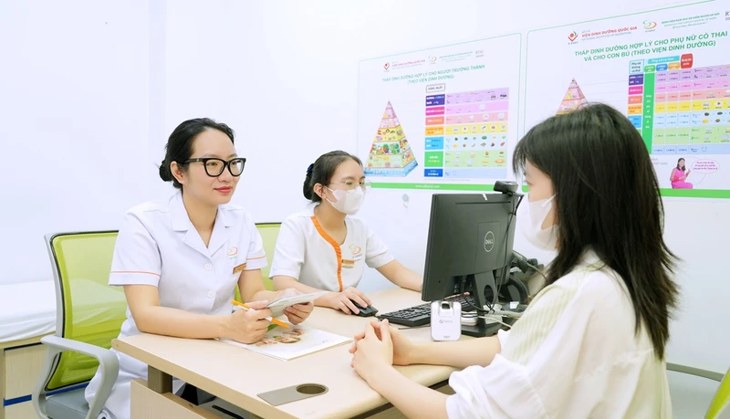 Tiến sĩ, bác sĩ Bùi Thị Phương Hoa tư vấn cho gia đình hiếm muộn. (Ảnh: BVCC)