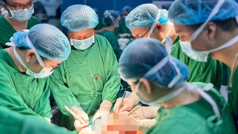 Các bác sĩ tiến hành ghép phổi cho bệnh nhân Cấn Thị Phương. 