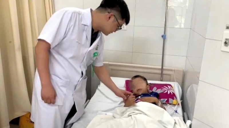 Bệnh nhi nằm điều trị tại Bệnh viện Hữu nghị Việt Đức. (Ảnh: BVCC)